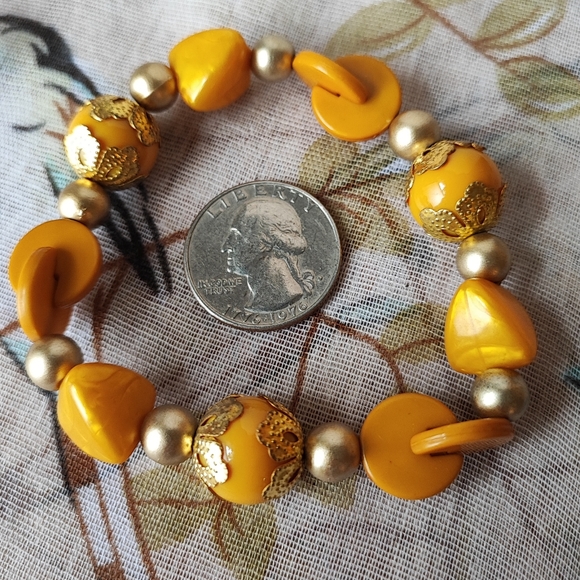 Butterscotch Faux Bakelite 1960's Interlocking Stretch Bracelet Gold Tone Lucite - Picture 2 of 5